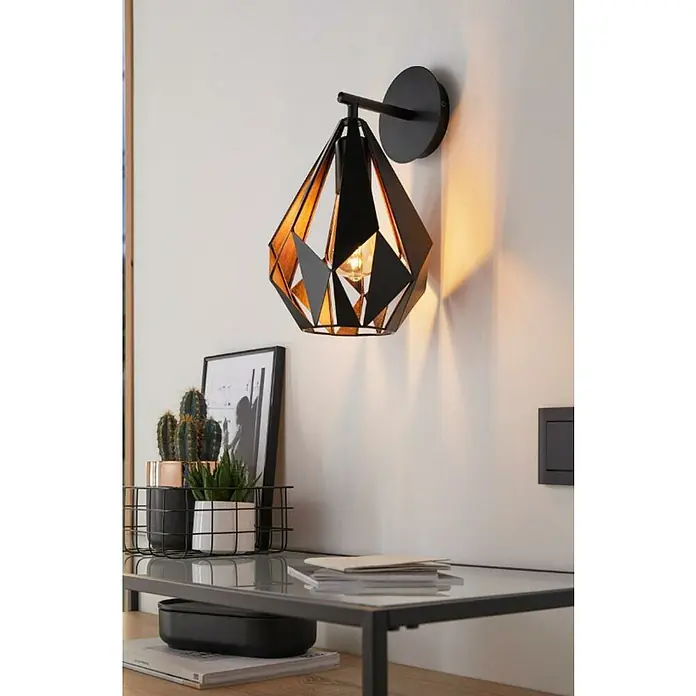 Eglo Carlton 1 Aplique de pared - 60 W, L x An x Al: 20,5 x 22 x 33 cm, Marrón antiguo, E27 - Lámpara de pared con pantalla geométrica en negro y dorado. Esta elegante lámpara añade un toque moderno a cualquier habitación.