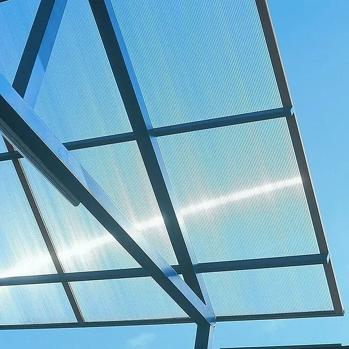 Odem Placa de cámaras huecas - 3 m x 1 m x 10 mm, Plástico, Transparente - Vista hacia arriba de una moderna cubierta de patio con estructura de acero y cubierta translúcida de lámina ondulada.