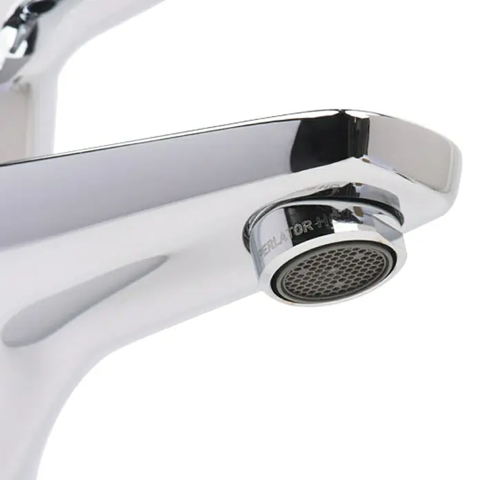 Roca Pure Grifo de lavabo - Cromo, Brillante - Primer plano de un grifo brillante con un aireador PERLATOR-H2O, diseñado para un flujo de agua suave y eficiencia hídrica.
