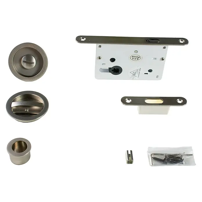 Entravia Schiebetürschloss WC - Beschlag geeignet für: Holzschiebetüren, Passend für: Entravia Simple-Pocket Schiebetürsystem, Edelstahl-Optik - Komponenten eines Schiebetürschloss-Sets aus gebürstetem Metall, inklusive Griffmuscheln, Riegelmechanismus, Schließblech und Montagematerial.