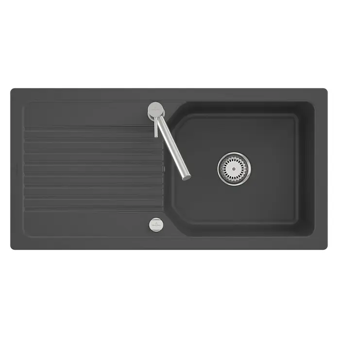 Villeroy & Boch Einbauspüle Linara - 100 x 51 cm, Keramik, Graphite - Dunkelgraue Küchenspüle mit Abtropffläche, silbernem Wasserhahn und passendem Ablauf.
