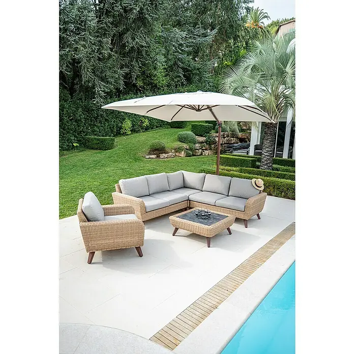 Conjunto de muebles Royal sofá esquinero + sillón + mesa - 3 pzs., Ratán sintético/Aluminio, Beige - Muebles de mimbre de exterior con cojines gris claro: sofá seccional, sillón y mesa de centro, bajo una sombrilla blanca en un jardín junto a una piscina.
