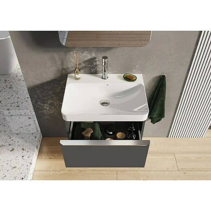 Riva Beauty 2.0 Waschtischunterschrank - B x T x H: 58,5 x 43,7 x 63,5 cm, Anthrazit - Ein modernes Badezimmerwaschbecken mit einer grauen Unterschranklade, die teilweise geöffnet ist und Badartikel zeigt.