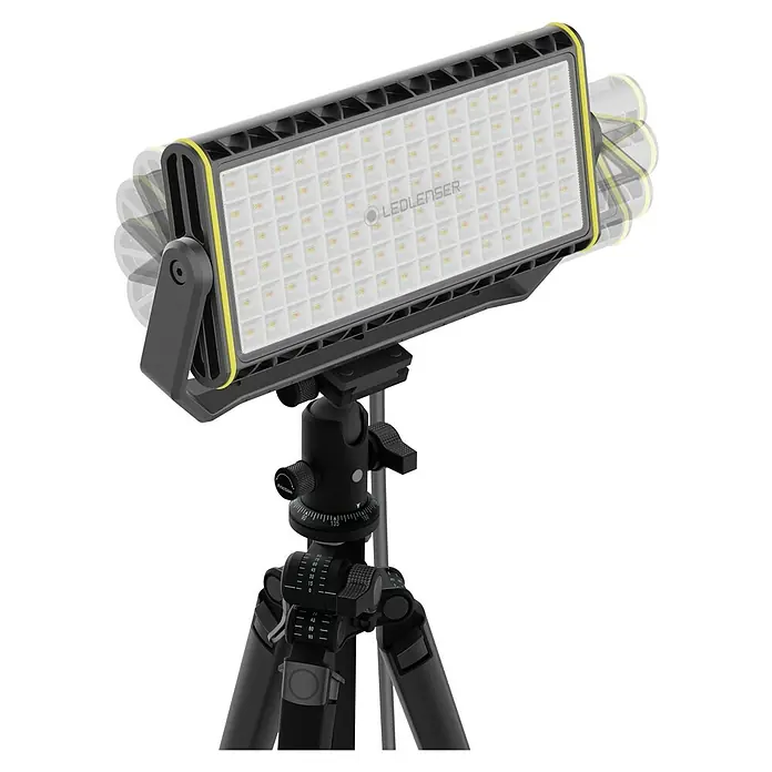 Ledlenser LED Baustrahler AF12C WORK - 8.000 lm, 3.000 K - 6.500 K, 4,2 x 38,2 x 21,4 cm, IP67 - Rechteckige LED-Lichtplatte, dunkelgrau mit gelben Akzenten, auf einem verstellbaren schwarzen Stativ mit Skalen.
