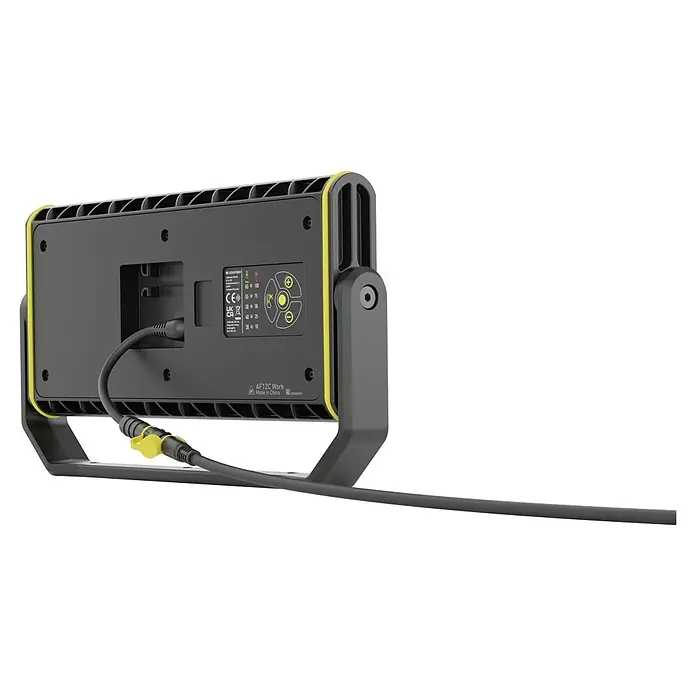 Ledlenser LED Baustrahler AF12C WORK - 8.000 lm, 3.000 K - 6.500 K, 4,2 x 38,2 x 21,4 cm, IP67 - Rückansicht einer schwarz-gelben Industrielampe mit Datenblatt, Bedienelementen und angeschlossenem Stromkabel.