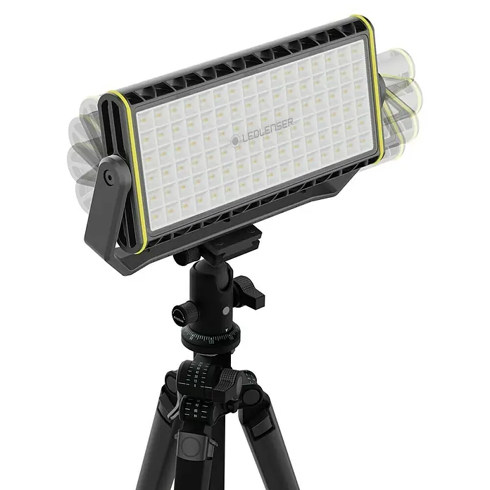 Ledlenser LED Baustrahler AF12R WORK - 8.000 lm, 3.000 K - 6.500 K, 4,1 x 38,2 x 21,4 cm, IP67 - Schwarzes und gelbes rechteckiges LED-Lichtpaneel auf schwarzem Stativ, mit Bewegungsunschärfe an den Rändern, die ein Schwenken andeutet.