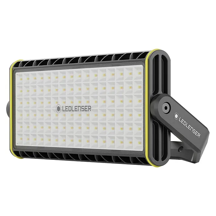 Ledlenser LED Baustrahler AF12R WORK - 8.000 lm, 3.000 K - 6.500 K, 4,1 x 38,2 x 21,4 cm, IP67 - Rechteckiger dunkelgrauer LED-Flutlichtstrahler mit gelbem Rand und verstellbarem Standfuß, weißer LED-Panel mit einzelnen LEDs und Ledlenser-Logo.