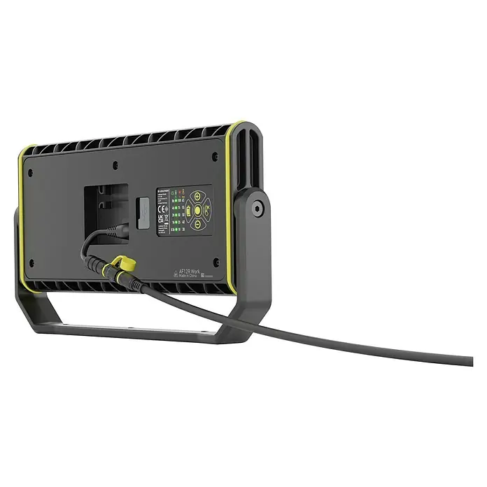 Ledlenser LED Baustrahler AF12R WORK - 8.000 lm, 3.000 K - 6.500 K, 4,1 x 38,2 x 21,4 cm, IP67 - Rückansicht einer schwarzen Arbeitsleuchte mit gelben Akzenten. Ein Kabel ist eingesteckt, Produktinformationen und Bedienelemente sind sichtbar.