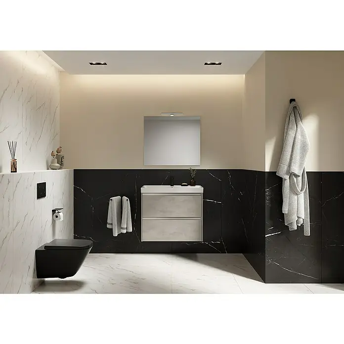 Riva Urban 2.0 Waschtischunterschrank - B x T x H: 80 x 45,1 x 63,5 cm, Chromix Silver - Elegantes Badezimmer mit modernem Waschtisch in Grau, stilvollem Spiegel und Marmorwänden, die ein luxuriöses Ambiente schaffen.