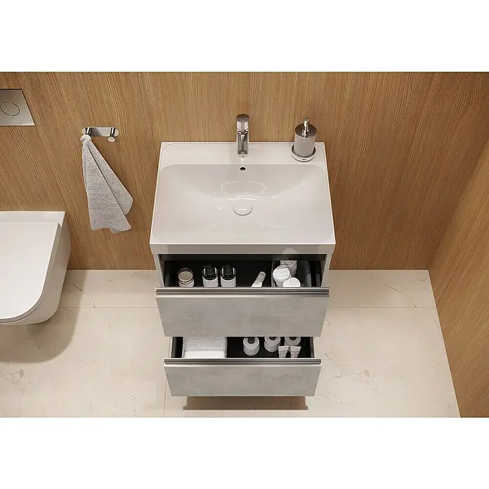 Riva Urban 2.0 Waschtischunterschrank - B x T x H: 60 x 45,1 x 63,5 cm, Chromix Silver - Ein Waschbeckenunterschrank mit zwei Auszügen in einem modernen Badezimmerdesign. Die Schubladen sind offen und geben den Blick auf diverse Badutensilien frei.