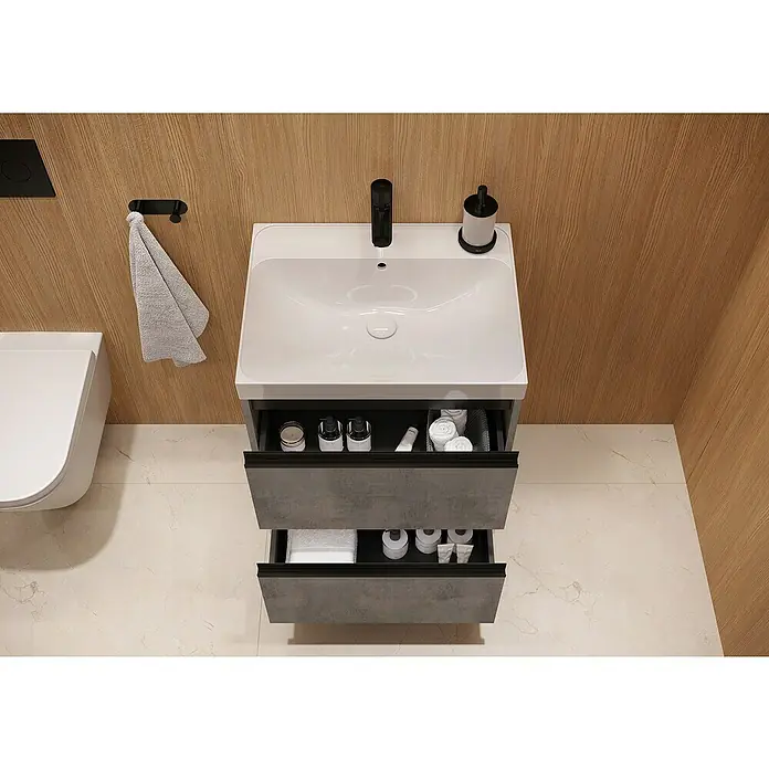 Riva Urban 2.0 Waschtischunterschrank - B x T x H: 60 x 45,1 x 63,5 cm, Chromix Dark - Moderne Badezimmereinrichtung mit Waschbeckenunterschrank in Grau und offenem Schubladen, die Pflegeprodukte und Handtücher zeigen.