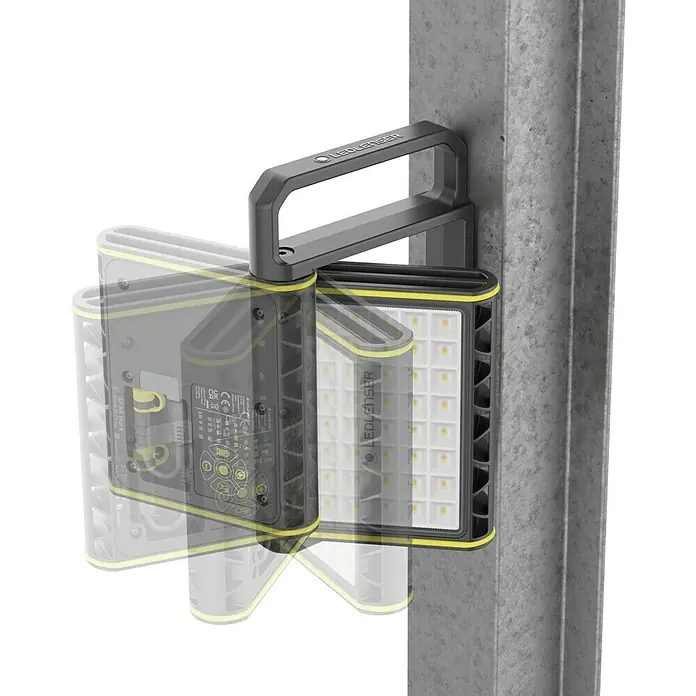 Ledlenser LED Baustrahler AF8R WORK - 4.000 lm, 3.000 K - 6.500 K, 4,1 x 27,5 x 17,9 cm, IP67 - Graue LEDLENSER AF8R Arbeitsleuchte mit gelben Akzenten, an einer Betonsäule befestigt. Die Paneele sind in verstellbaren, transparenten Positionen abgebildet.