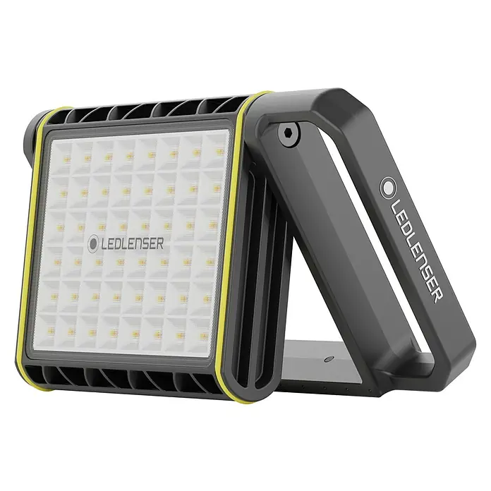 Ledlenser LED Baustrahler AF8R WORK - 4.000 lm, 3.000 K - 6.500 K, 4,1 x 27,5 x 17,9 cm, IP67 - Schwarze und gelbe tragbare LED-Arbeitsleuchte mit LED-Gitter und klappbarem Ständer.