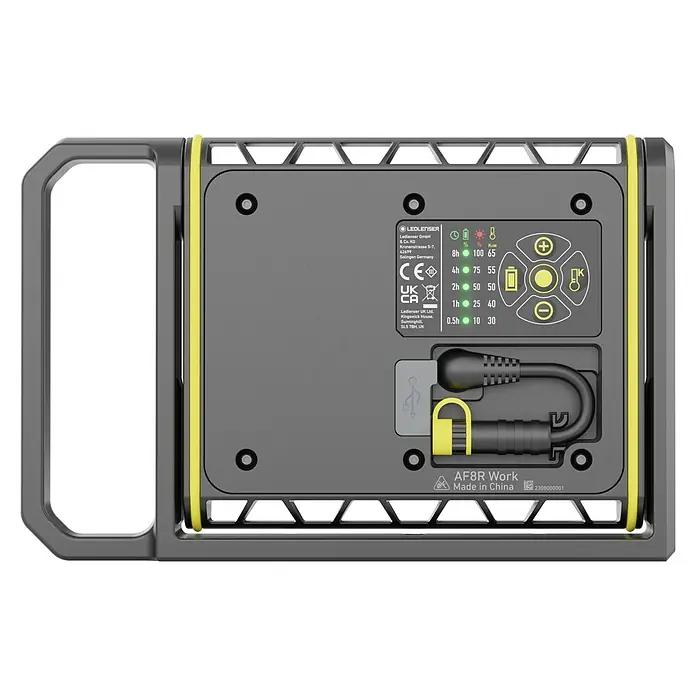 Ledlenser LED Baustrahler AF8R WORK - 4.000 lm, 3.000 K - 6.500 K, 4,1 x 27,5 x 17,9 cm, IP67 - Rückseite einer grauen Ledlenser AF8R Work Arbeitsleuchte mit gelben Akzenten, mit Bedienfeld, Anzeigen und angeschlossenem USB-C-Ladekabel.