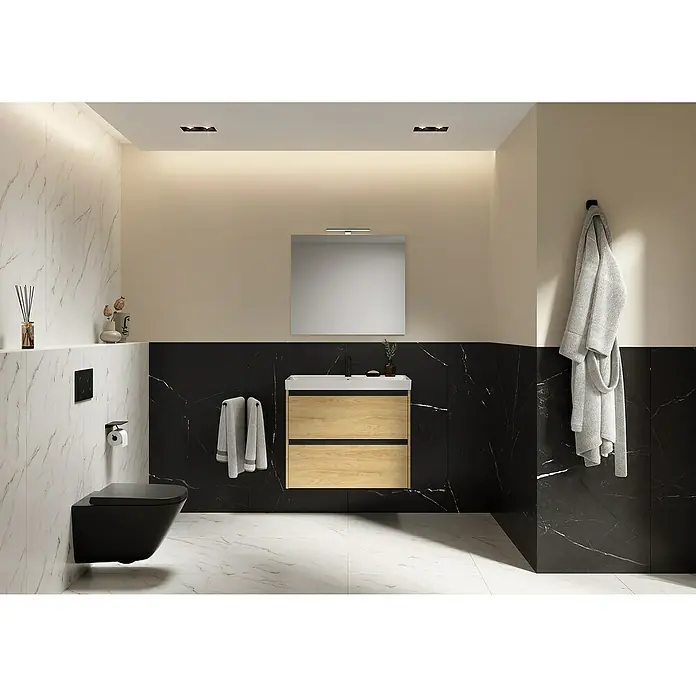 Riva Urban 2.0 Waschtischunterschrank - B x T x H: 80 x 45,1 x 63,5 cm, Natural Hickory - Ein modernes Badezimmer mit einem stilvollen Waschtisch in Holzoptik, einem schwarzen WC und Marmorfliesen für einen eleganten Look.