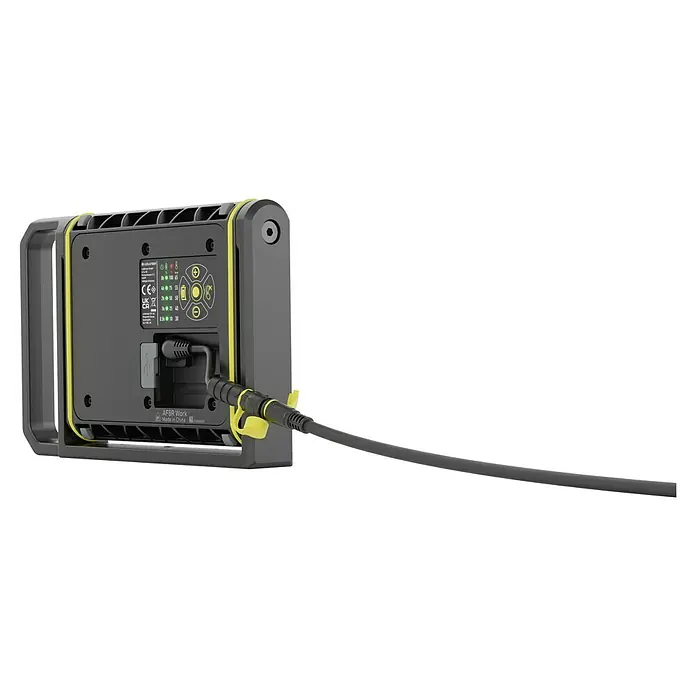 Ledlenser LED Baustrahler AF8R WORK - 4.000 lm, 3.000 K - 6.500 K, 4,1 x 27,5 x 17,9 cm, IP67 - Dunkelgraue und gelbe LED-Arbeitsleuchte mit angeschlossenem schwarzem Ladekabel.