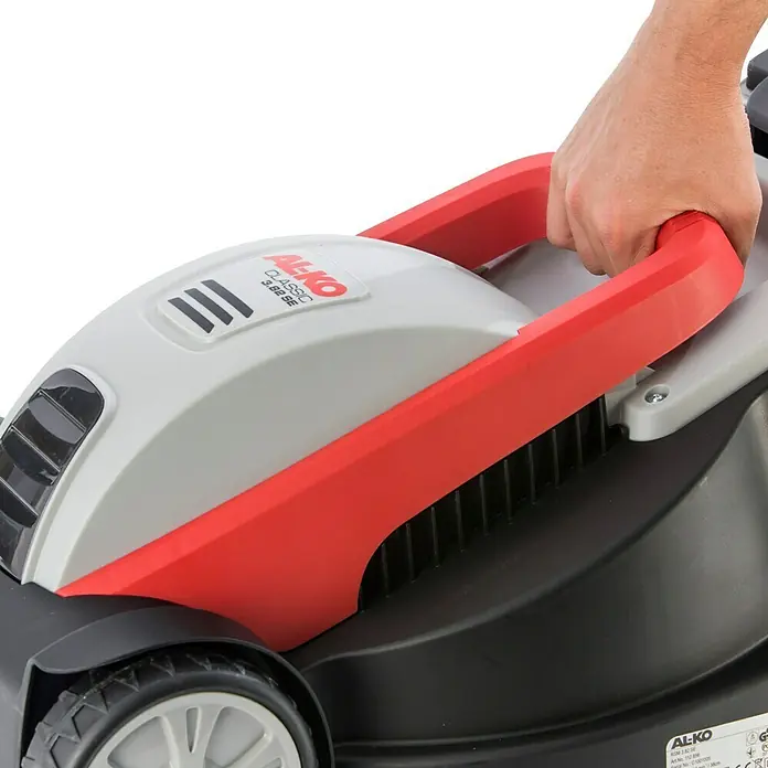 AL-KO Elektro-Rasenmäher 3.82 SE - 1.400 W, Schnittbreite: 38 cm - Nahaufnahme eines AL-KO Classic 3.82 SE Rasenmähers, der an seinem roten Griff angehoben wird.