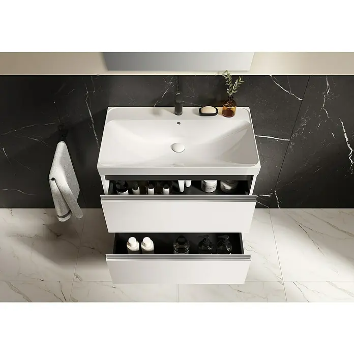 Riva Urban 2.0 Waschtischunterschrank - B x T x H: 80 x 45,1 x 63,5 cm, Weiß Hochglanz - Ein moderner Waschtisch mit offenem Unterschrank, der verschiedene Badezimmerartikel zur Aufbewahrung präsentiert, vor einer stilvollen Marmorwand.