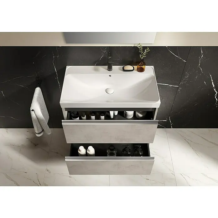 Riva Urban 2.0 Waschtischunterschrank - B x T x H: 80 x 45,1 x 63,5 cm, Chromix Silver - Moderne Waschtischkombination mit zwei Schubladen in einem Badezimmer mit Marmorfliesen, die viel Stauraum bietet.