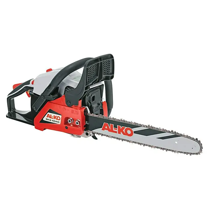 AL-KO Comfort Benzin-Kettensäge BKS 4040 - 1.500 W, 41,1 cm³, Schwertlänge: 40 cm - Eine AL-KO BKS 4040 Kettensäge in Rot, Schwarz und Weiß, ideal für Gartenarbeiten und Baumschnitt.