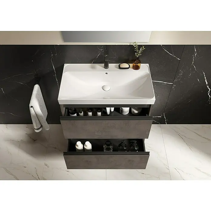 Riva Urban 2.0 Waschtischunterschrank - B x T x H: 80 x 45,1 x 63,5 cm, Chromix Dark - Eine moderne Waschtischkombination mit zwei Schubladen in einem Badezimmer mit Marmorfliesen.