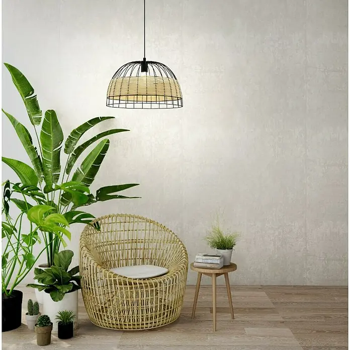 Eglo Anwick Lámpara colgante redonda - 40 W, Ø x Al: 50 x 110 cm, Negro/Natural, E27 - Interior elegante con lámpara colgante de ratán, sillón de mimbre y exuberantes plantas de interior, creando un ambiente relajante.