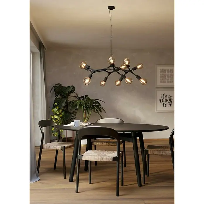 Eglo Bocadella Lámpara colgante redonda - 720 W, Ø x Al: 92 x 110 cm, Negro, E27 - Una moderna lámpara colgante negra con múltiples bombillas cuelga sobre una mesa de comedor oscura y sillas, creando un ambiente elegante.