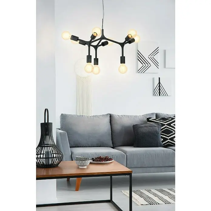 Eglo Bocadella Lámpara colgante redonda - 540 W, Ø x Al: 64 x 110 cm, Negro, E27 - La imagen muestra una lámpara colgante moderna negra con forma de rama con múltiples bombillas que iluminan un espacio de estar elegante.