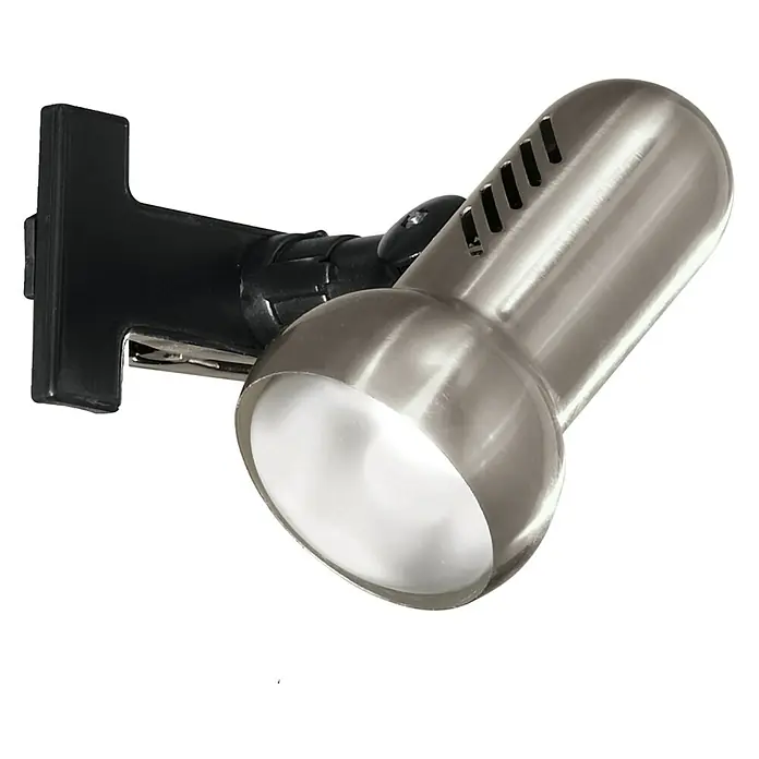 Eglo Klemmleuchte Manhatten - 60 W, Farbe Gehäuse: Nickel matt - Nahaufnahme einer silbernen Klemmlampe mit leuchtendem Licht.
