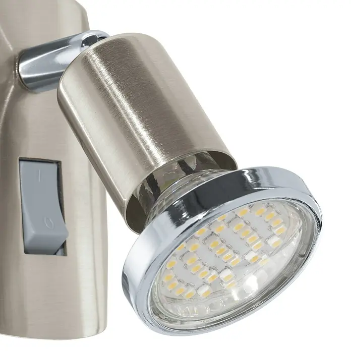 Eglo Mini 4 Steckdosenspot - 3 W, Chrom - Nahaufnahme einer modernen LED-Wandleuchte mit gebürstetem Nickel-Finish und Chromakzenten. Ideal für stilvolle Innenbeleuchtung.