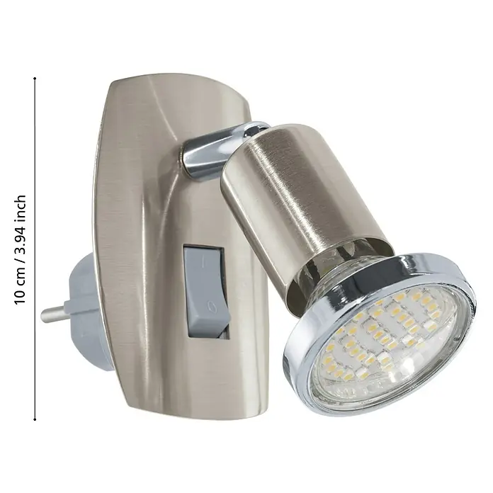 Eglo Mini 4 Steckdosenspot - 3 W, Chrom - Nahaufnahme einer silbernen LED-Wandleuchte mit Schalter und Eurostecker, die an der Wand montiert ist.