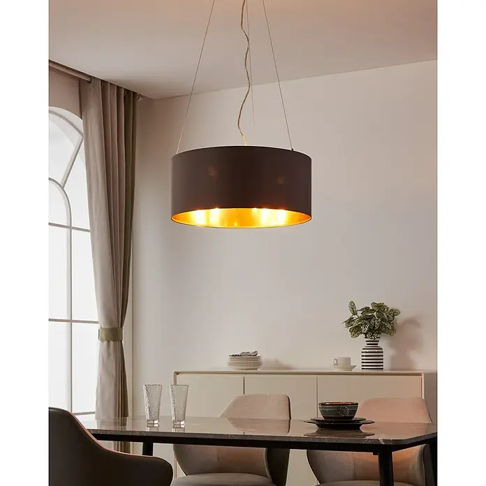 Eglo Maserlo Pendelleuchte rund - Braun, Gold, Höhe: 110 cm, Durchmesser: 530 mm - Ein schlichte, moderne schwarze Hängelampe mit goldener Innenseite hängt über einem Esstisch und sorgt für warmes Licht.