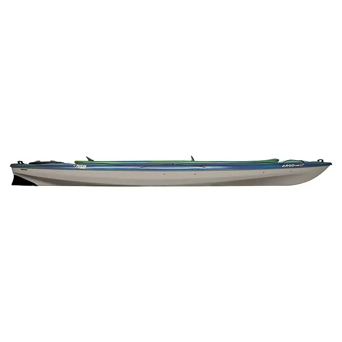 Pelican Kajak Argo 136 XP Tandem - L x B x H: 411,48 x 80,65 x 38,1 cm, Tragkraft: 226,8 kg, Geeignet für: 2 Personen, Iris - Hier ist ein Pelican ARGO 136 XP Kajak in Blau und Grau. Es ist für Paddler konzipiert, die Wert auf Stabilität und Komfort legen.