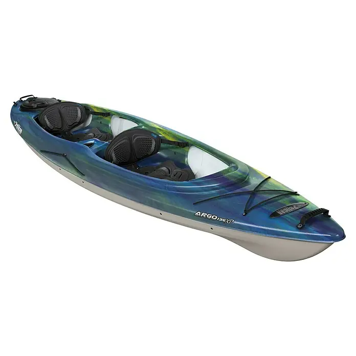 Pelican Kajak Argo 136 XP Tandem - L x B x H: 411,48 x 80,65 x 38,1 cm, Tragkraft: 226,8 kg, Geeignet für: 2 Personen, Iris - Nahaufnahme eines blauen und grünen Pelican Argo 136XP Tandem-Kajaks, das für Abenteuer auf dem Wasser konzipiert ist.