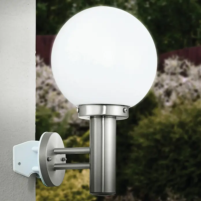 Starlux Eckanbindung - Weiß, Durchmesser: 12 cm - Eine moderne Außenleuchte mit einer runden, weißen Glaskugel und einem gebürsteten Metallsockel, die an einer Wand montiert ist.