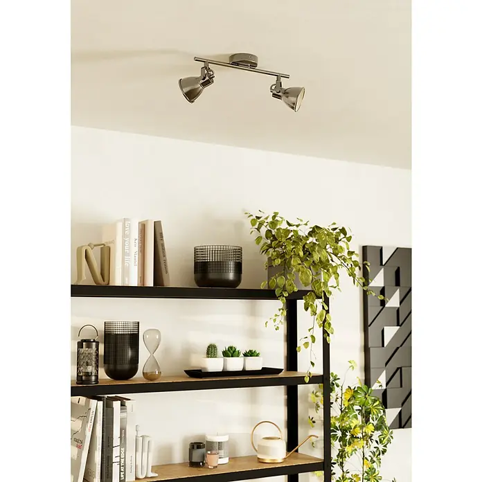 Eglo LED-Deckenstrahler Seras - 6,6 W, Nickel matt, Warmweiß - Deckenleuchte mit zwei Strahlern in einem modernen Raum mit Regalen, Büchern und Pflanzen. Die Leuchte sorgt für ein helles und einladendes Ambiente.
