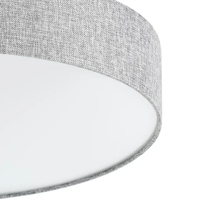 Eglo LED-Deckenleuchte rund Romao - 40 W, Ø x H: 570 mm x 12 cm, Grau, Weiß, Warmweiß - Nahaufnahme einer modernen Deckenleuchte mit grauem Stoffschirm und weißem Diffusor, die ein stilvolles und helles Ambiente schafft.