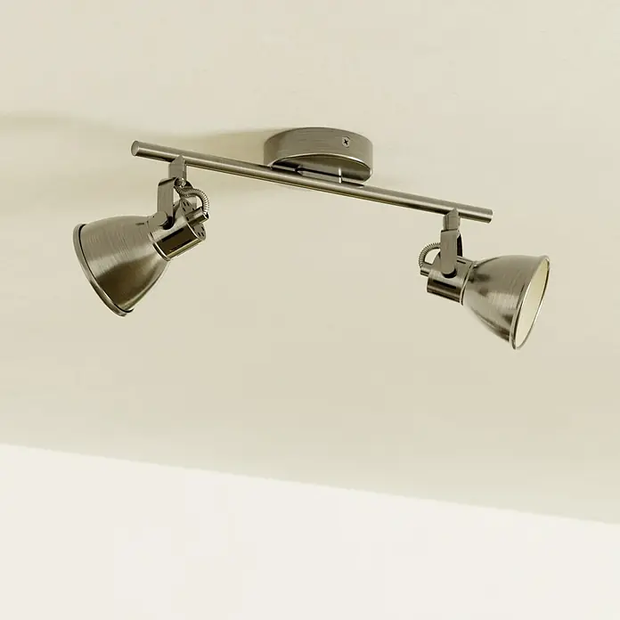 Eglo LED-Deckenstrahler Seras - 6,6 W, Nickel matt, Warmweiß - Nahaufnahme einer Deckenleuchte mit zwei Strahlern in gebürstetem Nickel, die an einer Stange befestigt sind.