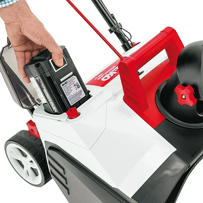 AL-KO 36V Akku-Schneefräse ST4048 - 36 V, Ohne Akku, Arbeitsbreite: 48 cm - Nahaufnahme des AL-KO Akku-Schneeräumers Snowline 460 Li mit eingesetztem Akku. Praktisch für den flexiblen Einsatz im Winter.