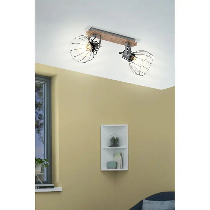 Eglo Deckenstrahler Sambatello - 80 W, Braun, Silber, E27 - Eine moderne Deckenleuchte mit zwei Strahlern in einem Wohnraum, die ein warmes, einladendes Licht verbreitet.