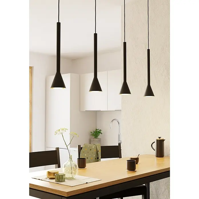 Eglo Cortaderas LED-Pendelleuchte - Höhe: 150 cm, 20 W - Vier schwarze Pendelleuchten mit konischen Schirmen und goldener Innenseite beleuchten einen Esstisch in einer modernen Küche.