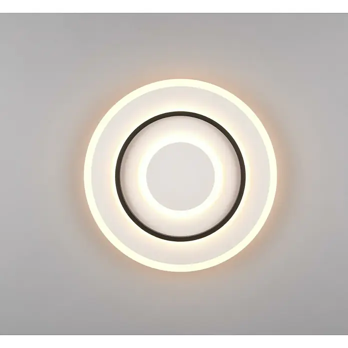 Reality Leuchten Plafón LED redondo Jora - 46 W, Ø x Al: 41 x 6 cm, Blanco, Blanco cálido - Primer plano de una moderna lámpara de techo LED circular con adornos blancos y negros, que emite un brillo cálido y brillante.