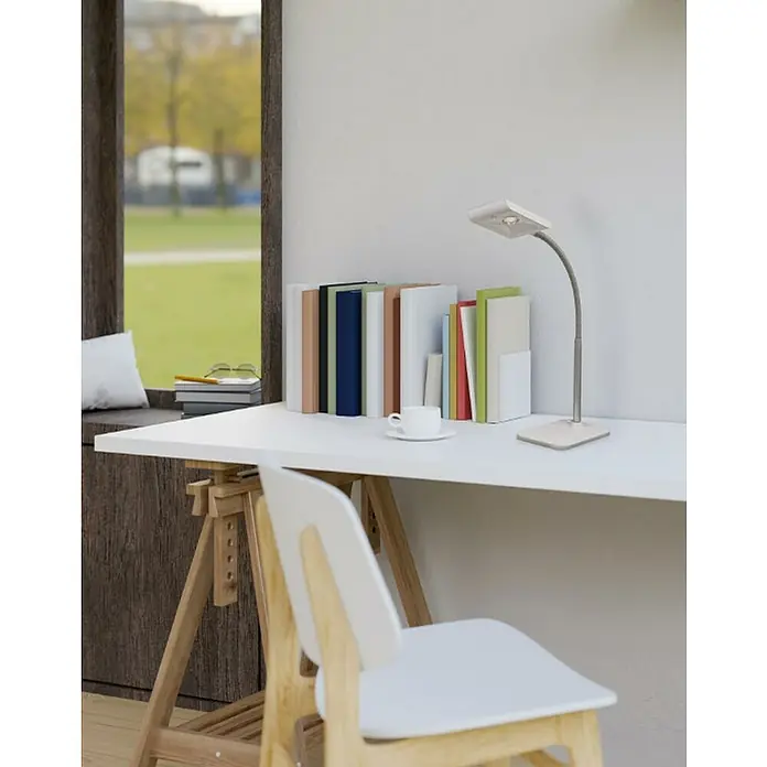 Lámpara de sobremesa LED Mercurio - 3 W, L x An x Al: 34,8 x 24 x 34,8 cm, Plata, Blanco frío - Una lámpara de escritorio moderna ilumina una disposición de libros y una taza de café sobre un escritorio blanco.