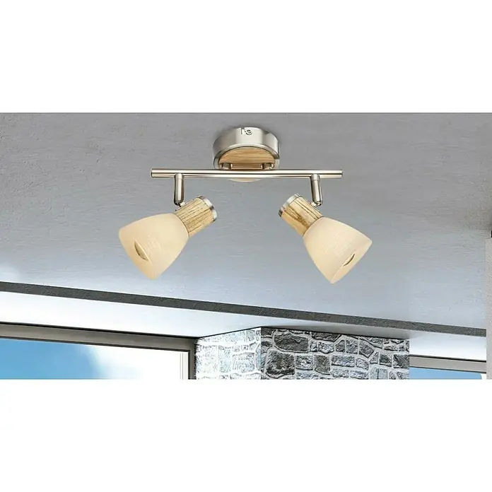 Globo Gylfii Regleta - 80 W, L x An x Al: 25,5 x 9 x 15,5 cm, Níquel mate, E14, Número de bombillas: 2 ud. - Primer plano de una lámpara de techo con dos focos, que presenta una combinación de madera y vidrio esmerilado. Ideal para salones.