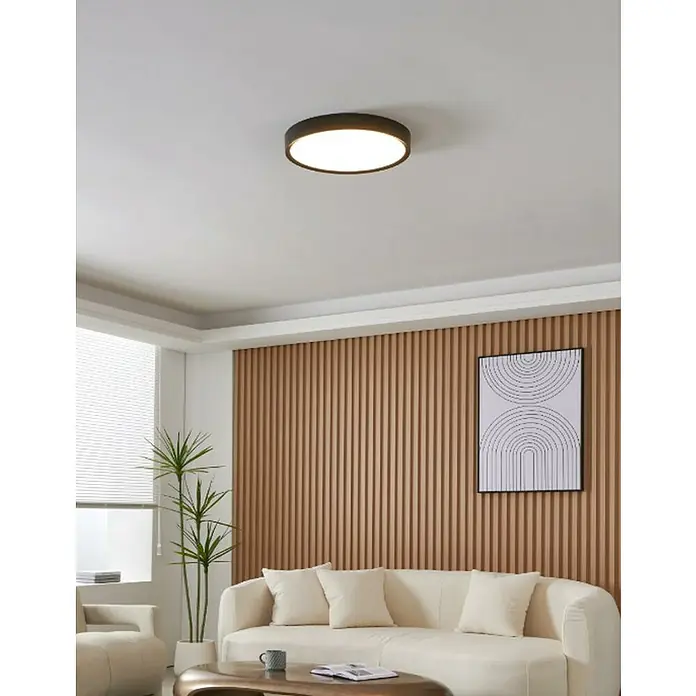 Eglo Plafón Musurita - 33 W, Ø x Al: 44 x 7,5 cm, Negro, Blanco - Una lámpara de techo redonda moderna con borde negro ilumina una sala de estar elegante. Perfecto para un ambiente acogedor.