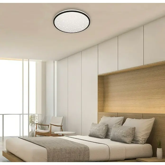 Briloner Plafón LED redondo Skizo - 48 W, Ø x Al: 49,2 x 9,5 cm, Negro, Blanco cálido - Lámpara de techo redonda con estampado de estrellas y borde negro, que proporciona una iluminación brillante y moderna en un dormitorio.