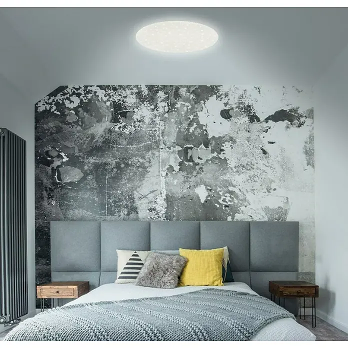 Brilo Plafón LED redondo con Wifi Link - 60 W, Ø x Al: 76 x 11 cm, Blanco - Un dormitorio elegante con una lámpara de techo redonda que difumina un brillo suave, creando un ambiente relajante y acogedor.