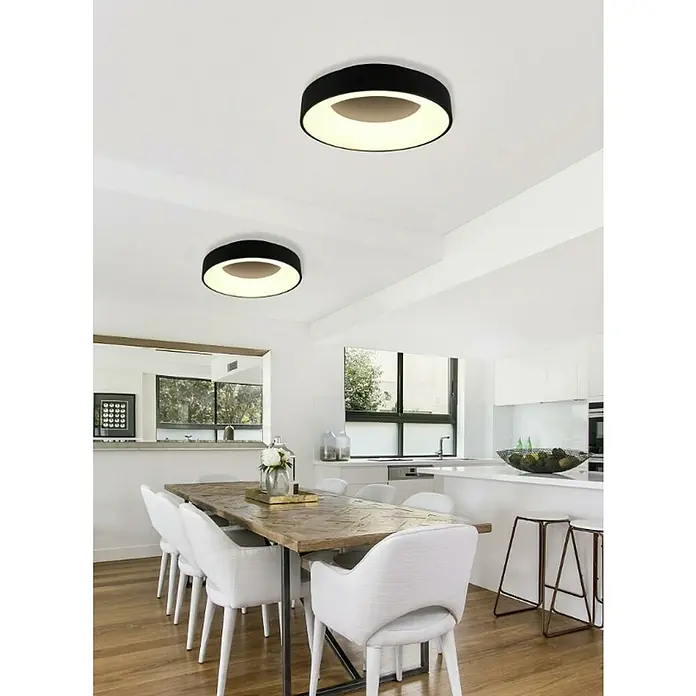 Reality Leuchten Plafón LED redondo Girona - 27 W, Ø x Al: 45 x 11 cm, Negro, Blanco cálido - Modernas lámparas de techo con borde negro y luz brillante en un elegante comedor. Las lámparas crean un ambiente agradable.