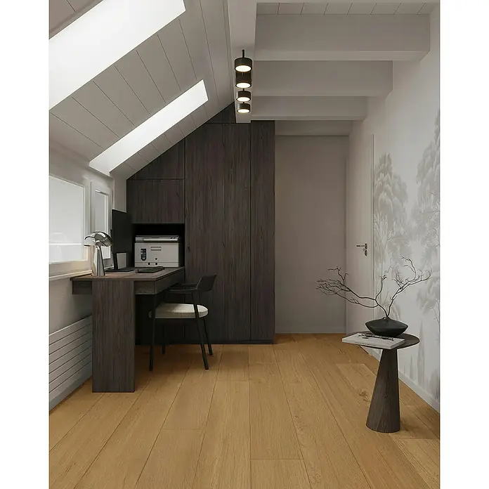 Suelo vinílico SPC Roble Olver - 1.220 x 180 x 5,5 mm, Marrón, Resistente al agua - Elegante estudio con armario y escritorio de madera oscura, complementado con una lámpara moderna y una mesa auxiliar elegante.