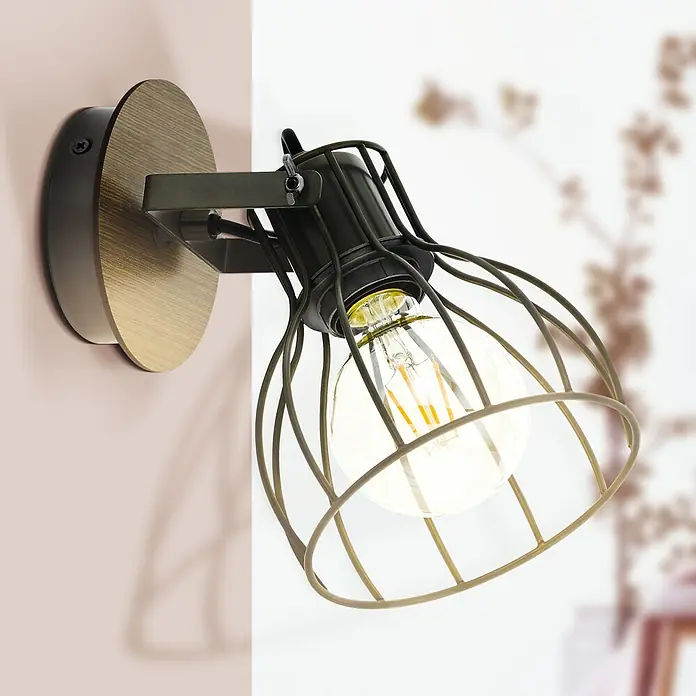 Eglo Deckenstrahler Sambatello - 40 W, Braun, Silber, E27 - Nahaufnahme einer stilvollen Wandleuchte mit einem Edison-Leuchtmittel, umgeben von einem dekorativen Käfig, montiert auf einer Holzplatte.